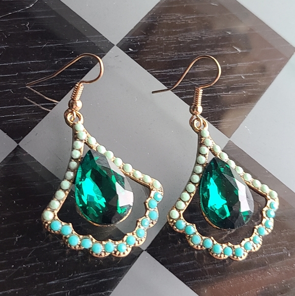 Elegant Green and Gold Teardrop Earrings - Picture 5 of 9